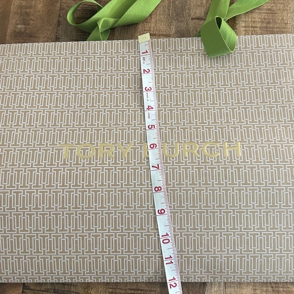 Tory Burch Beige Patterned Bag with Gold Logo - Picture 7 of 8